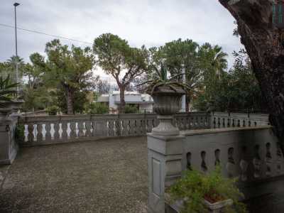 Nel giardino vi � anche un piccolo terrazzino...

